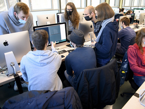 L'informatique et la restauration recrutent davantage