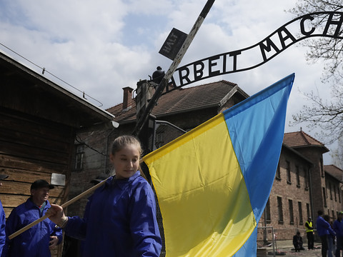 Marche commémorative à l'ombre de la guerre en Ukraine