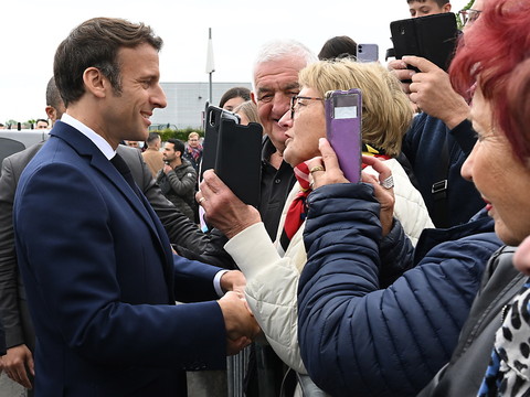 Macron évoque un paquet social à l'été