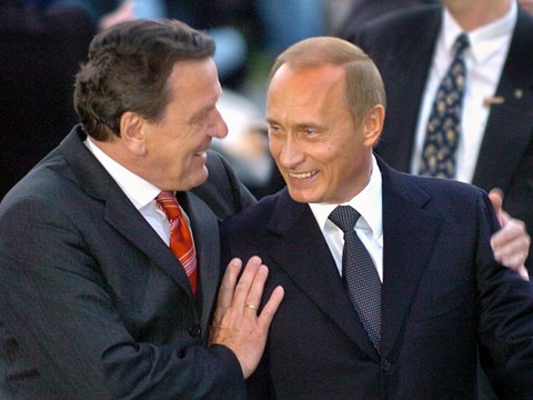 Allemagne: les avantages accordés à Gerhard Schröder remis en cause