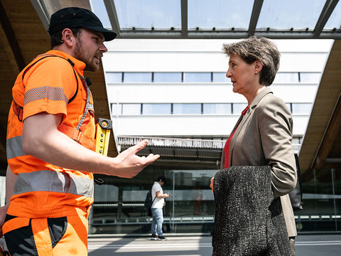Sommaruga rencontre des employés à la manoeuvre en gare de Berne