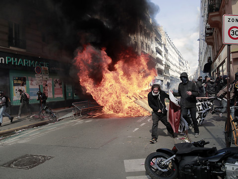 Incidents à Paris, arrestations à Istanbul aux cortèges du 1er Mai