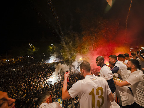 Les fans zurichois et zougois fêtent la victoire de leur équipe