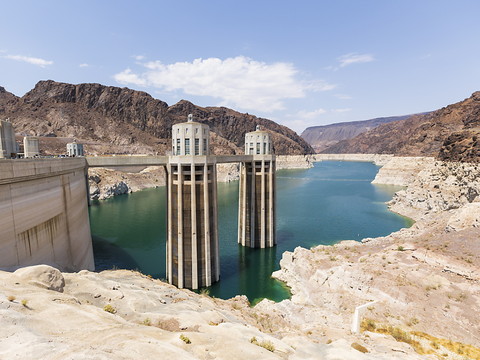 Un lac victime de la sécheresse dévoile un fût avec un squelette