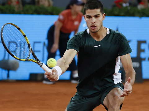 Alcaraz rejoint Nadal en quarts de finale