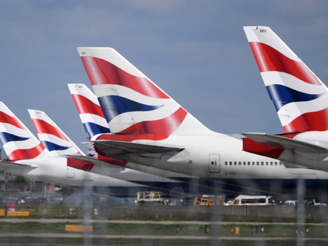 IAG réduit sa perte et prévoit d'être bénéficiaire sur l'année