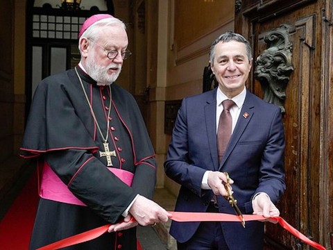 Ignazio Cassis inaugure la nouvelle ambassade suisse au Vatican