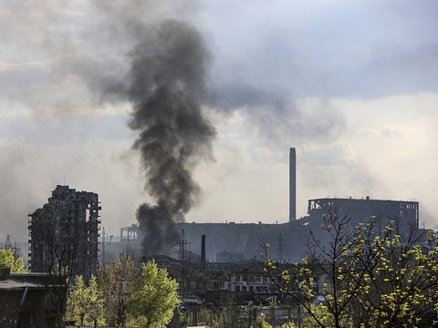 Un convoi permet à 50 civils de quitter l'aciérie d'Azovstal