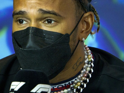 Hamilton tient tête à la FIA sur une mesure anti-bijoux