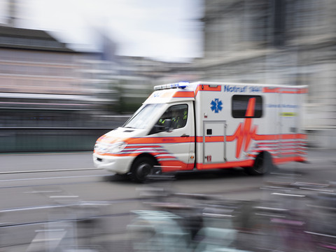 Un retraité grièvement blessé par un tram à Zurich