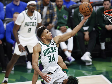 Giannis Antetokounmpo inarrêtable