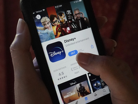 Sexe, politique ou punk, Disney+ fait de l'œil aux adultes