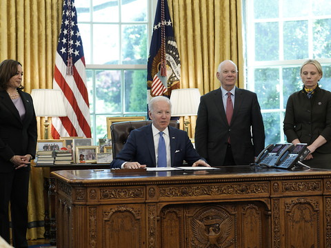 Biden réactive pour l'Ukraine un dispositif de Roosevelt