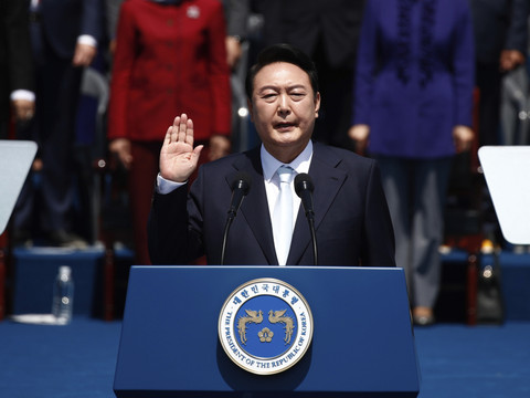 Yoon Suk-yeol investi président, en pleines tensions intercoréennes