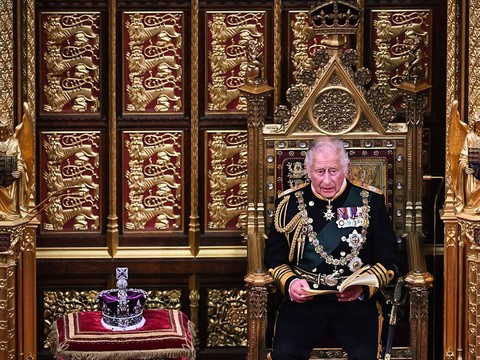 Charles remplace la reine pour le discours du trône