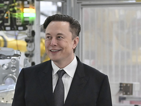 Elon Musk dit vouloir lever le bannissement de Trump de Twitter