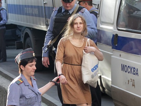 Une membre de Pussy Riot quitte la Russie, déguisée en livreuse