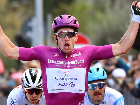 Démare s'impose au sprint