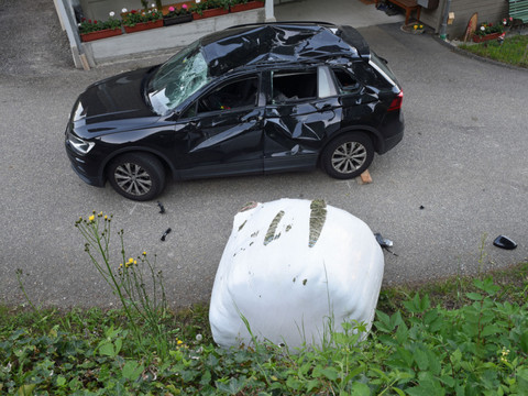 Une automobiliste blessée par une botte de foin à Menznau (LU)