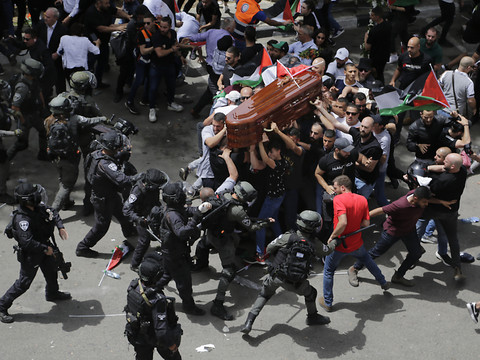 Israël enquête sur la charge de la police aux obsèques de Mme Akleh