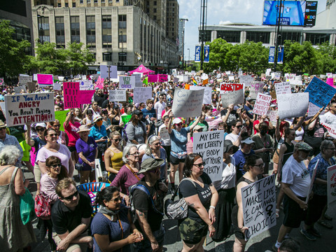 Des dizaines de milliers d'Américains défendent le droit d'avorter