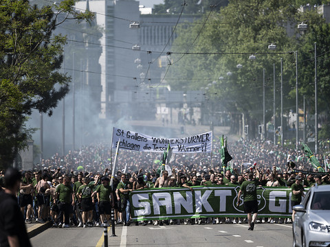 Près de 30'000 supporters de football défilent à Berne