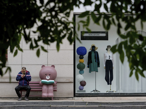 Chine: les ventes de détail s'effondrent, le chômage s'envole
