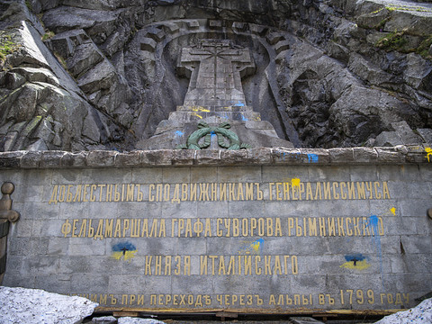 Le monument Souvorov barbouillé de peinture près d'Andermatt