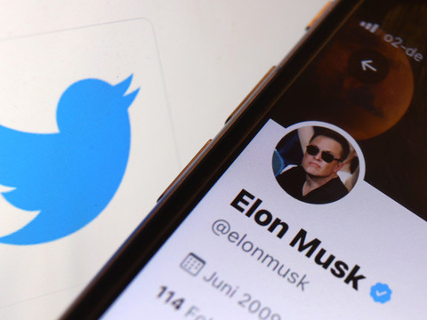Spams: Twitter défend sa stratégie, Musk répond avec une crotte