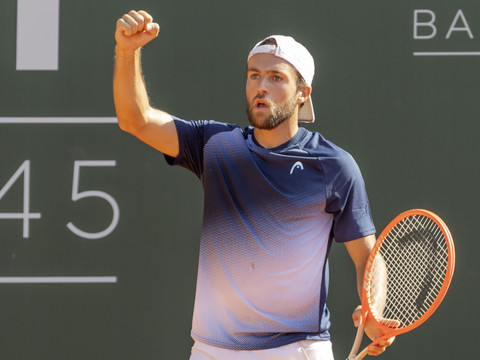 Nikles bat Riedi en sauvant 6 balles de match