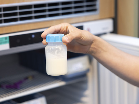 Le lactarium du CHUV prêt à administrer le lait de donneuses