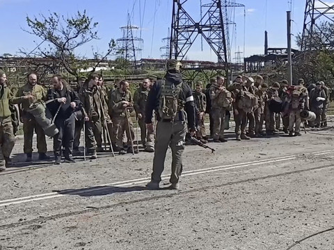 Premier procès à Kiev, reddition de soldats ukrainiens