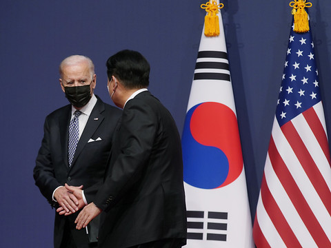 Biden et Yoon veulent renforcer leur coopération militaire