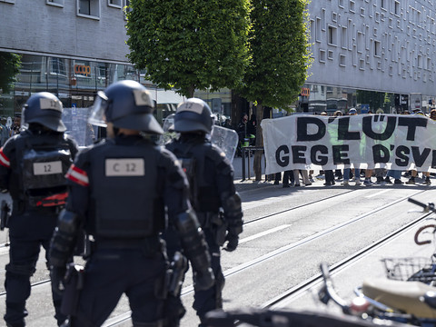 La police disperse des opposants à une réunion de l'UDC