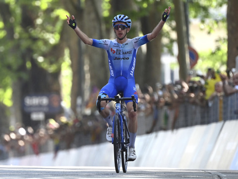 Tour d'Italie: Yates gagne la 14e étape, Carapaz en rose