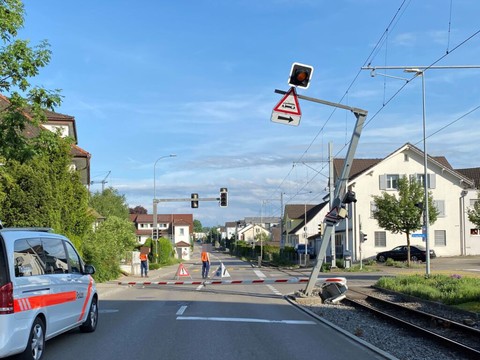 Un tracteur percute une barrière de chemin de fer