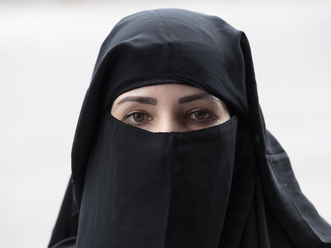 Les présentatrices afghanes se couvrent finalement le visage