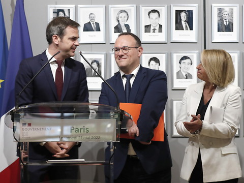 Nouveau ministre français accusé de viol: il conteste