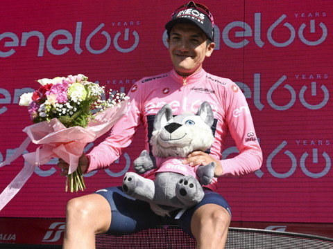 Ciccone gagne la 15e étape, Carapaz reste en rose