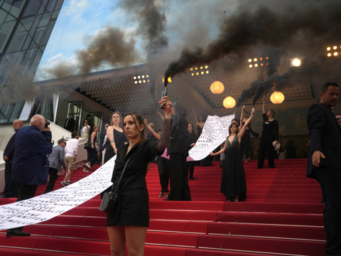 129 victimes de féminicides s'affichent sur le tapis rouge à Cannes