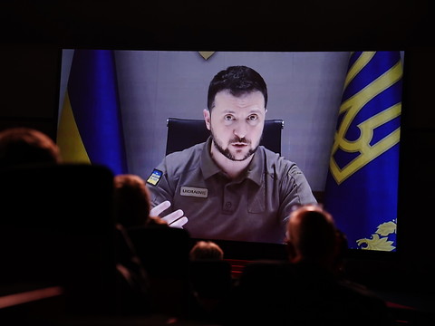Moscou bombarde l'est de l'Ukraine, Zelensky va parler à Davos