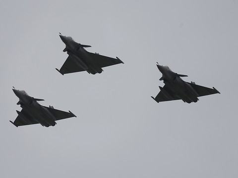 Deux Rafale se touchent lors d'un meeting aérien, avant de se poser