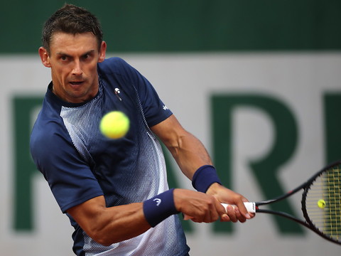 Laaksonen passe le premier tour à Paris