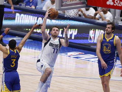 Dallas réduit l'écart contre Golden State