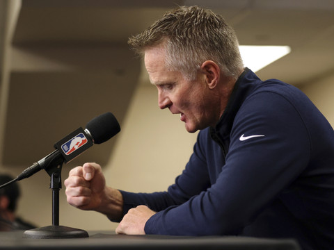 Steve Kerr, LeBron James en colère après la tuerie au Texas