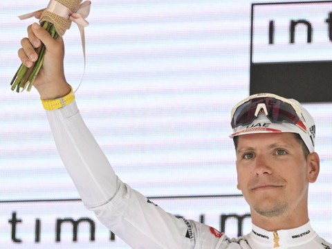 Almeida, positif au Covid-19, se retire