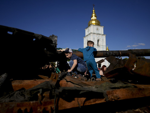 Zelensky visite l'Est, les Russes progressent dans le Donbass