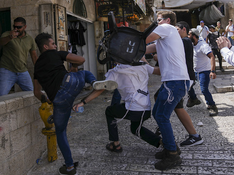 Foule d'Israéliens pour une marche des drapeaux sous tension