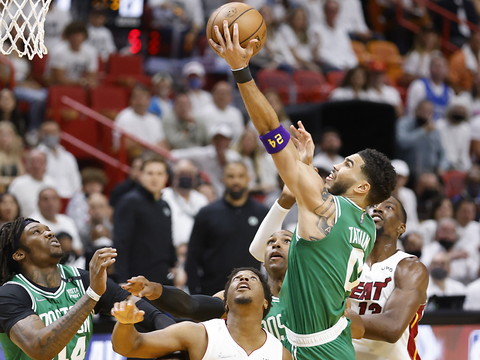 Les Celtics gagnent le septième match à Miami
