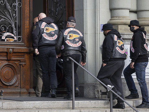 Des membres de bandes rivales de motards devant le tribunal à Berne